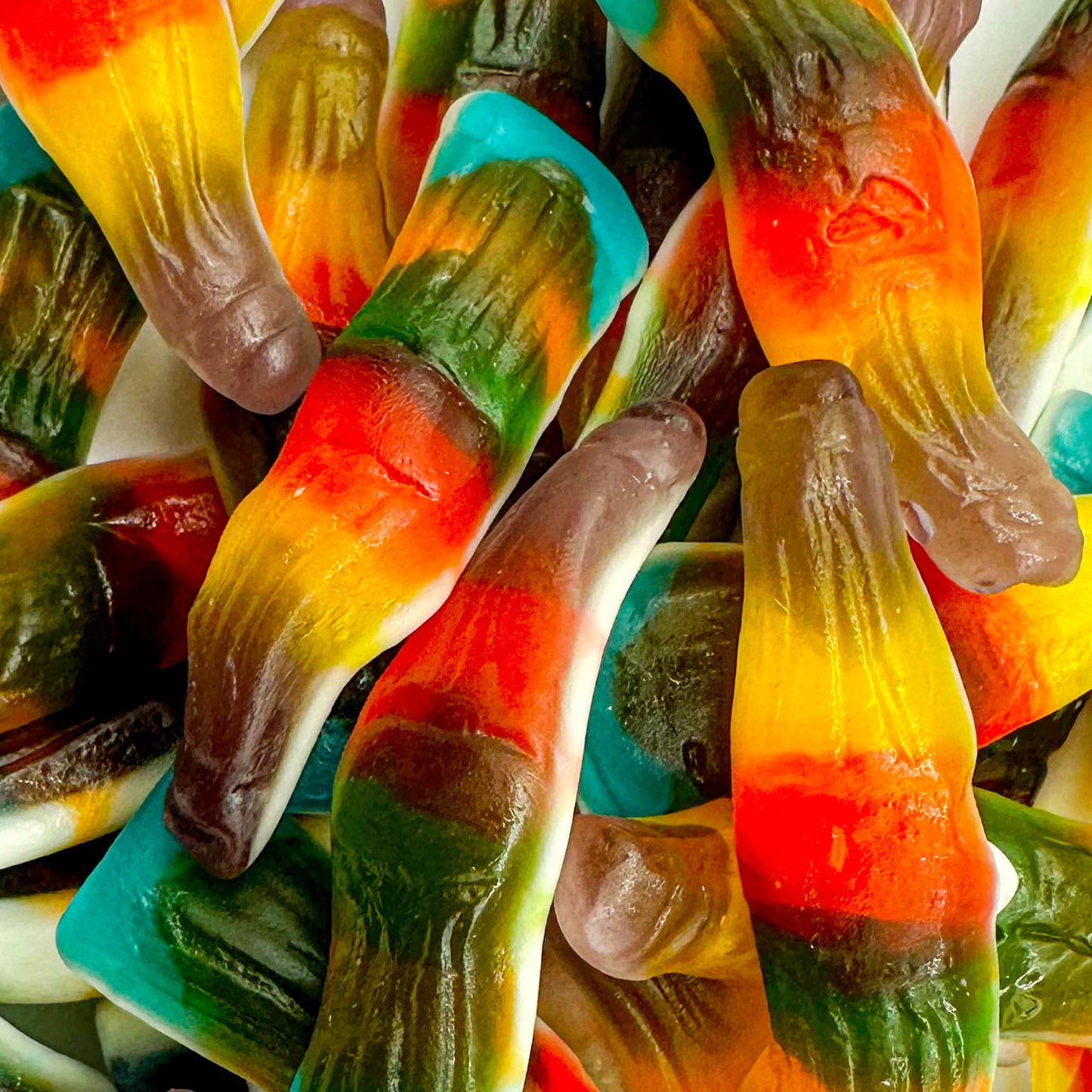 színes colás üvegek gumicukor