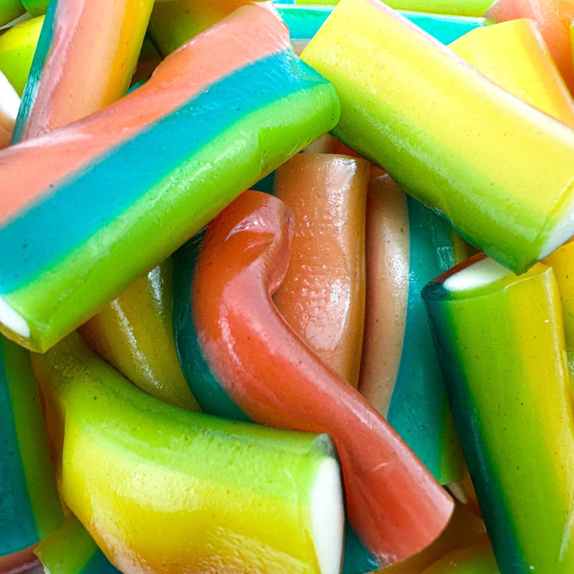 szivárványos színű mini kábel gumicukor