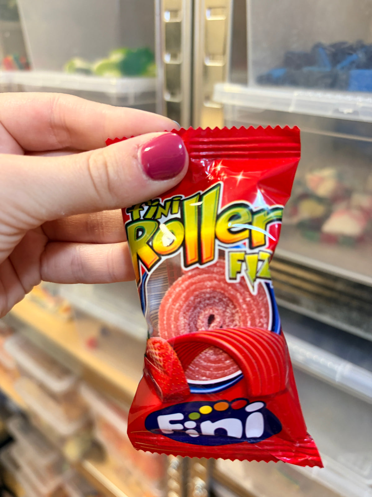 Fini Raspberry Roller Fini Roller Sour Strawberry Gummy Candy (20g) | cukigumi.hu – ️Cukigumi 🍭