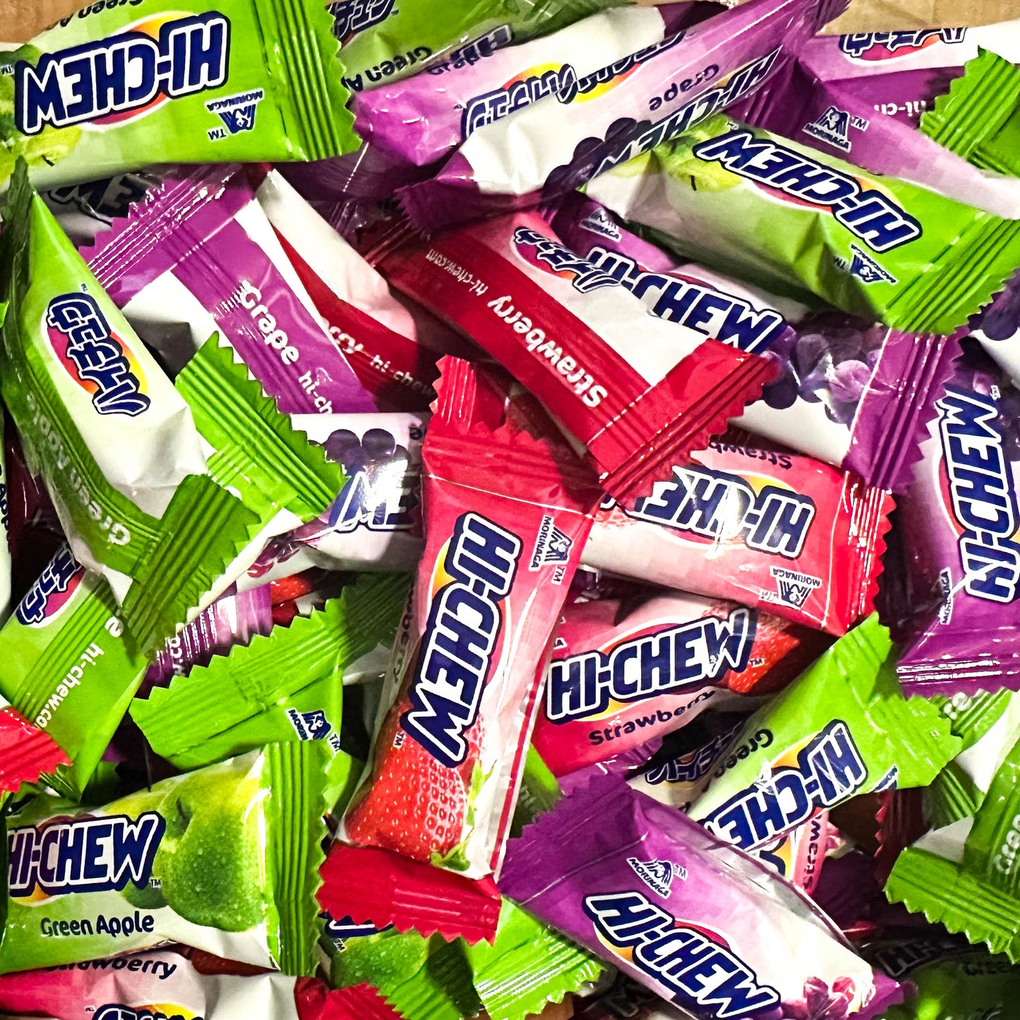 Hi-Chew Exotic Fruit Mix Chia– Gyümölcsös, chia maggal bevont rágógumi (100 g)