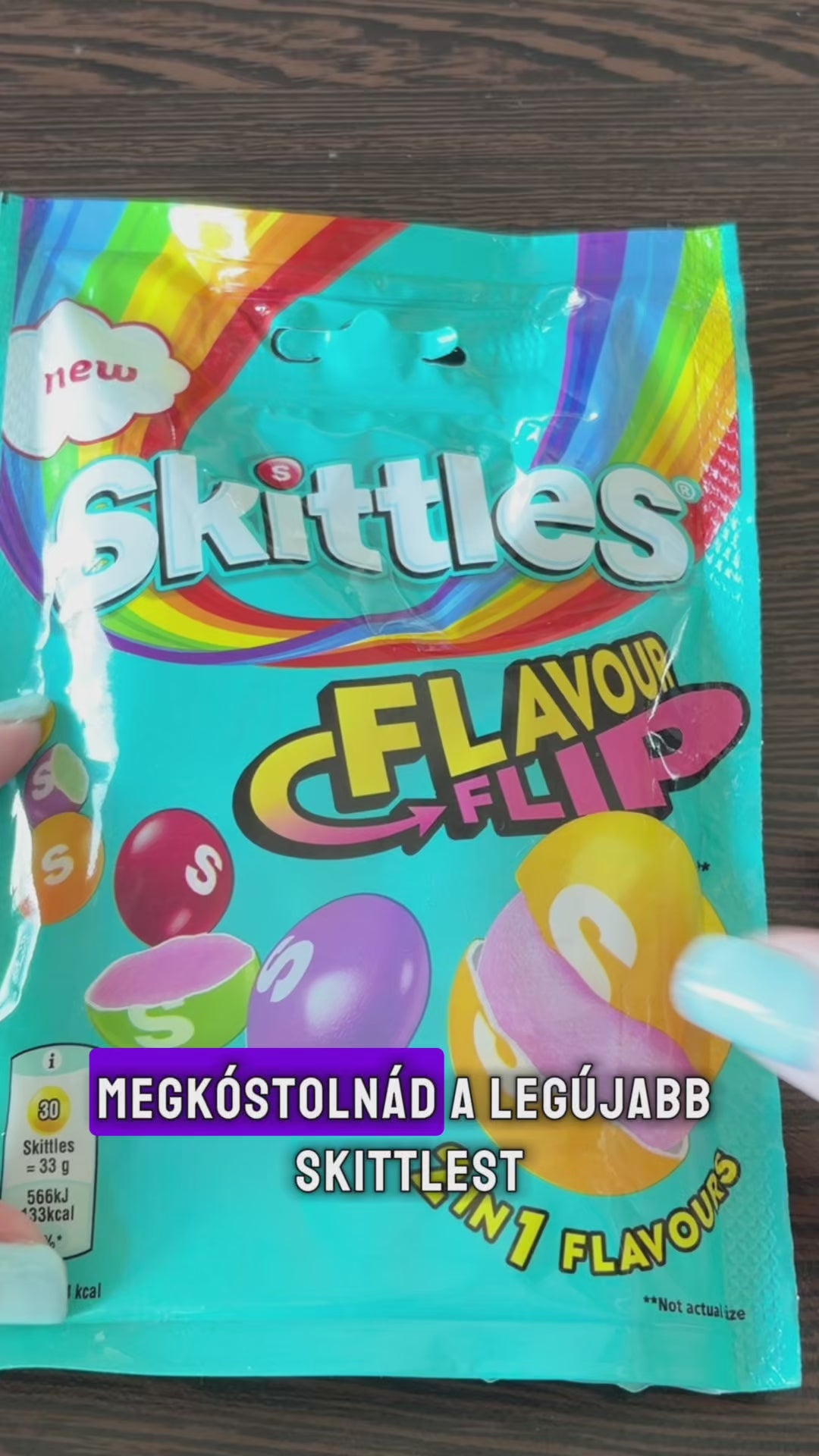 Videó betöltése: Skittles Flavour Flip 136g – Gyümölcsízű Drazsés Rágócukorka Meglepés Ízekkel